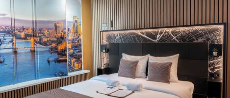 Royal studio suite, 1 queensize bed, niet-roken | Een bureau, een laptopwerkplek, verduisterende gordijnen