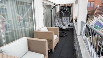 Deluxe Double or Twin Room with Balcony | Skrivebord, skrivebord for bærbar PC og blendingsgardiner