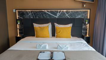 Deluxe Double or Twin Room with Balcony | Een bureau, een laptopwerkplek, verduisterende gordijnen