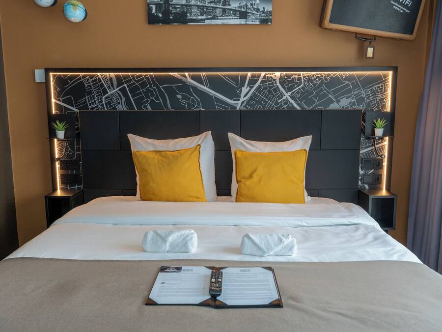 Deluxe Double or Twin Room with Balcony | Schreibtisch, laptopgeeigneter Arbeitsplatz, Verdunkelungsvorhänge