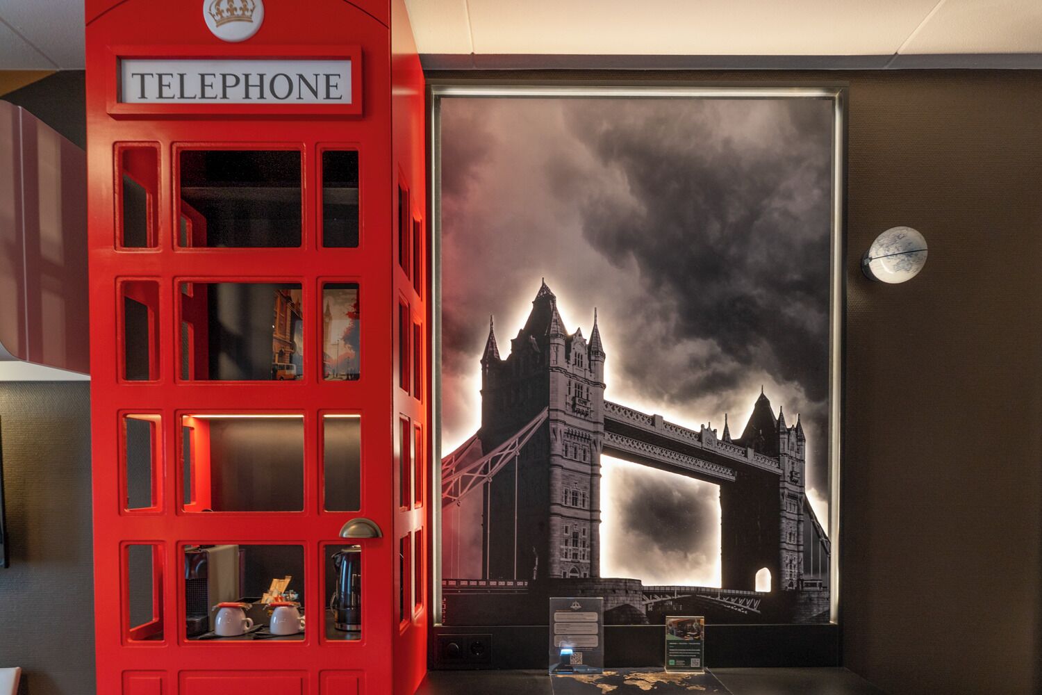 Deluxe Studio | Bureau, espace de travail pour ordinateur portable, rideaux occultants