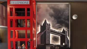 Deluxe Studio | Skrivbord, arbetsyta för laptop och mörkläggningsgardiner