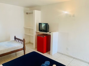 Economy Triple Room | Blackout curtains, rollaway beds, free WiFi, bed sheets - Buzios Colinas Homestay (Búzios)