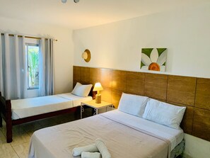 Habitación triple económica | Cortinas opacas, camas supletorias, wifi gratis y ropa de cama