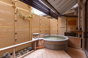 Chambre triple luxueuse, non-fumeur, salle de bain privée | Salle de bain | Baignoire et douche séparées, articles de toilette (gratuits)