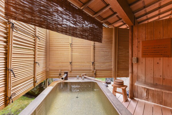 Luxury Triple Room, Non Smoking, Private Bathroom | Bathroom | Separate tub and shower, free toiletries, hair dryer, slippers