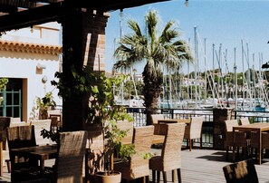 Dinner served, local cuisine - Hotel Helios & Spa (Six-Fours-les-Plages)