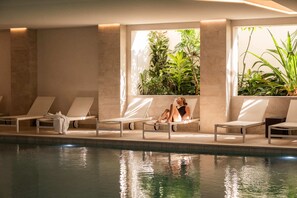 Indoor pool, sun loungers - Hotel Helios & Spa (Six-Fours-les-Plages)