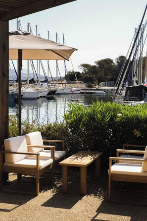 Serveert diner, lokale gerechten