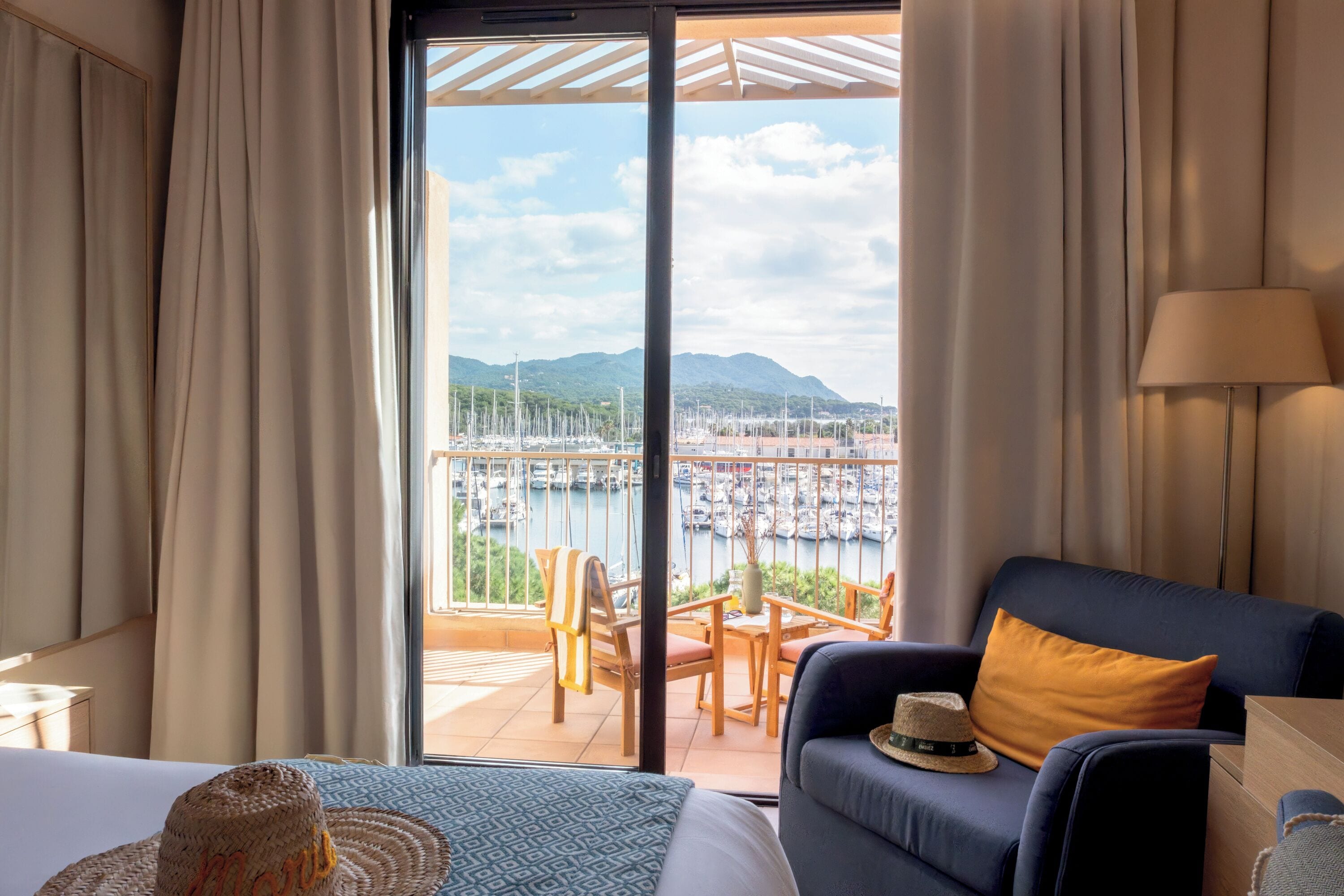 Chambre Supérieure, terrasse | Minibar, coffres-forts dans les chambres, ameublement personnalisé