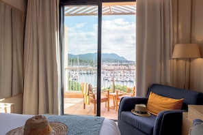 Minibar, in-room safe, individually furnished, desk - Hotel Helios & Spa (Six-Fours-les-Plages)