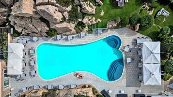 Piscina coperta, piscina stagionale all'aperto, ombrelloni da piscina