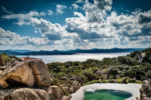 Luxury-Suite, 1Â King-Bett und Schlafsofa, Whirlpool, Meerblick | Strand-/Meerblick