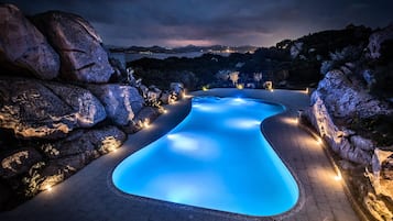 Piscina coperta, piscina stagionale all'aperto, ombrelloni da piscina