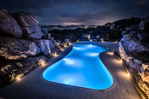 Una piscina cubierta, una piscina al aire libre de temporada, sombrillas