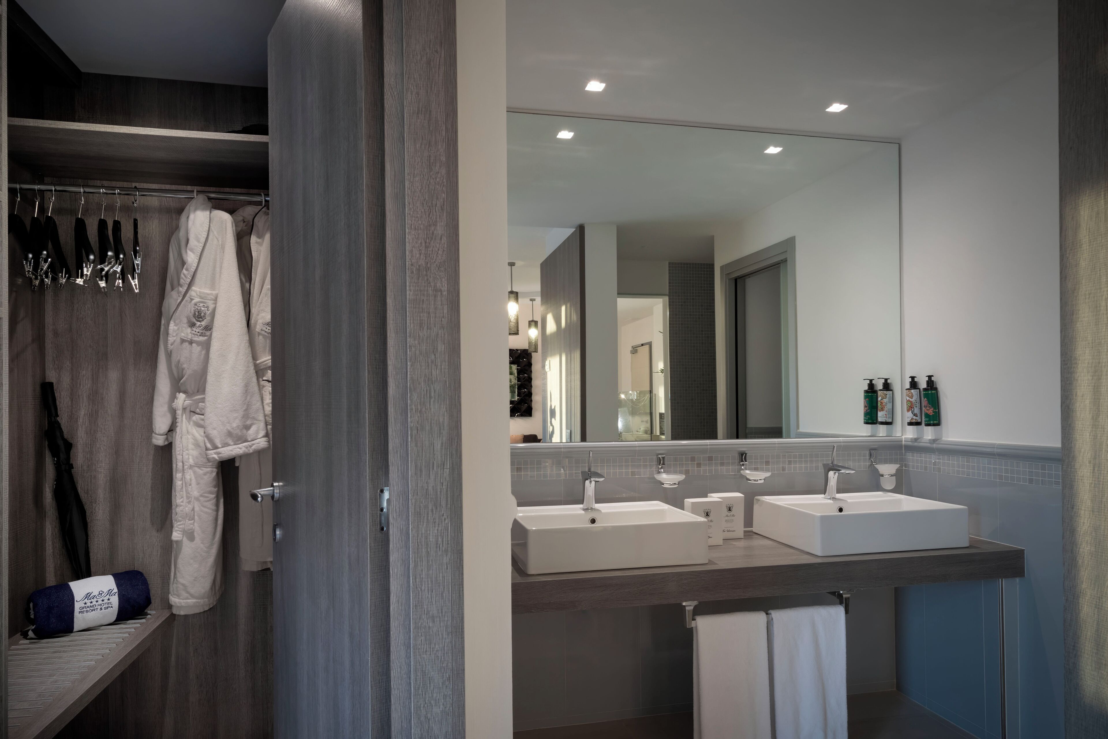 Ma&Ma Suite | Badkamer | Designer toiletartikelen, een haardroger, badjassen, pantoffels