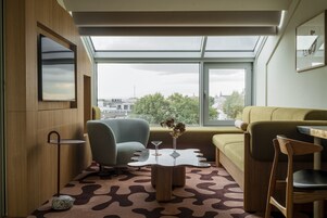 49-英寸液晶电视（配备卫星频道）、电视、平板电脑