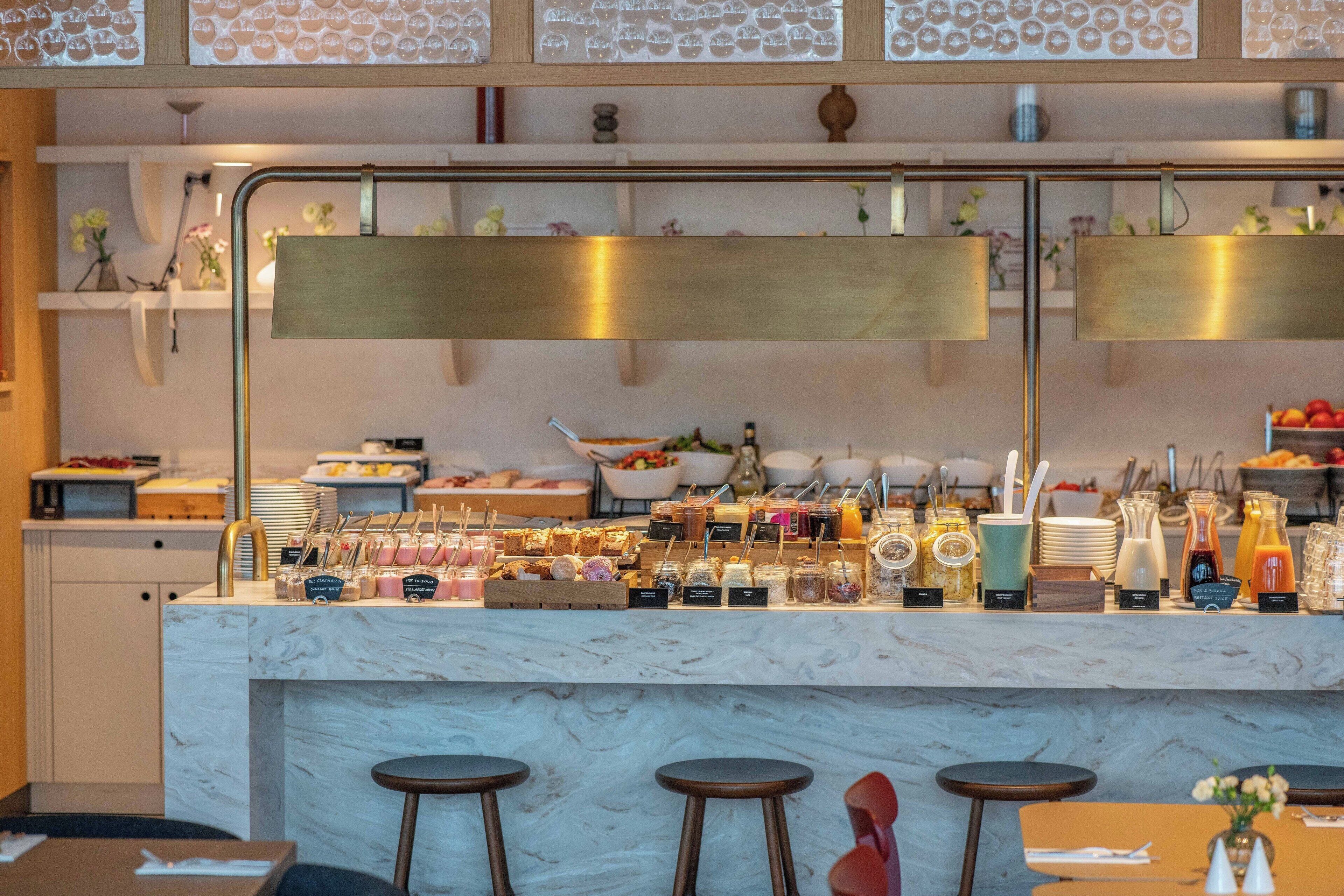 Daily buffet breakfast (PLN 85 per person)