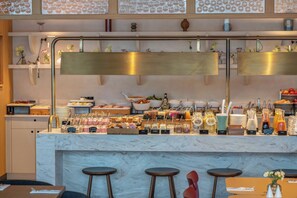 Café da manhã com buffet todos os dias (PLN 80 por pessoa) 