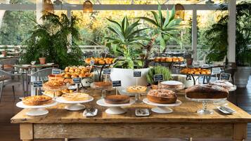 Free daily buffet breakfast