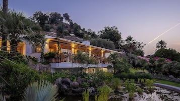 Se sirven comidas, cenas y cocina regional con vista a la alberca
