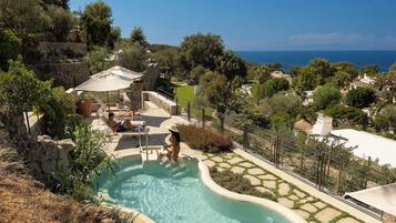 Innenpool, Außenpool, Sonnenschirme, Liegestühle