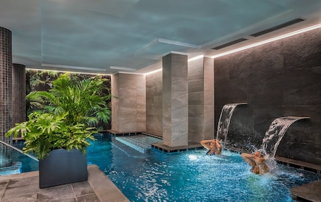 Couples treatment rooms, hot tub, steam room, body treatments. Botania Relais & Spa - The Leading Hotels of the World.