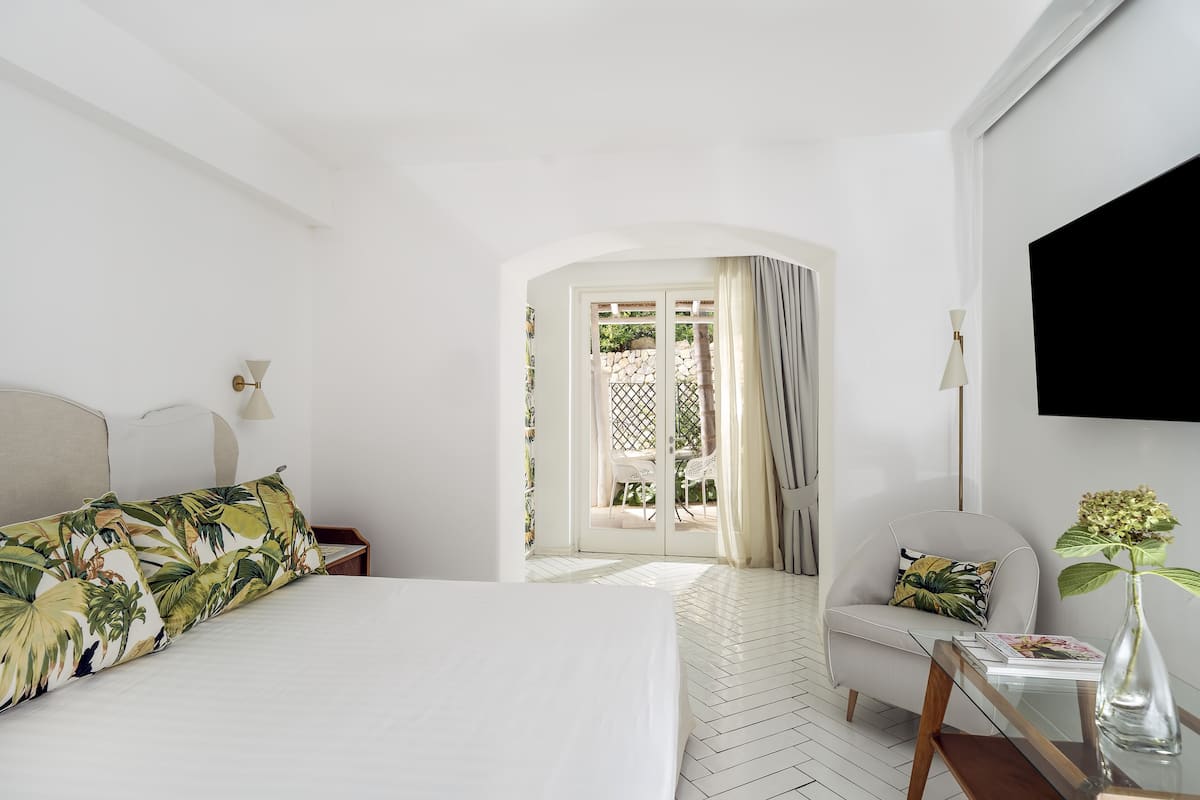 Superior Room, Terrace, Garden View | 1 bedroom, minibar, in-room safe, soundproofing