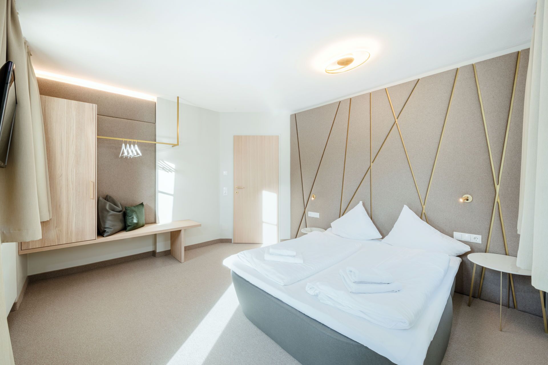 Hypo-allergenic bedding, in-room safe, desk, soundproofing