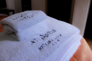 Chuveiro, chuveiro com efeito de chuva, produtos de toalete de grife 