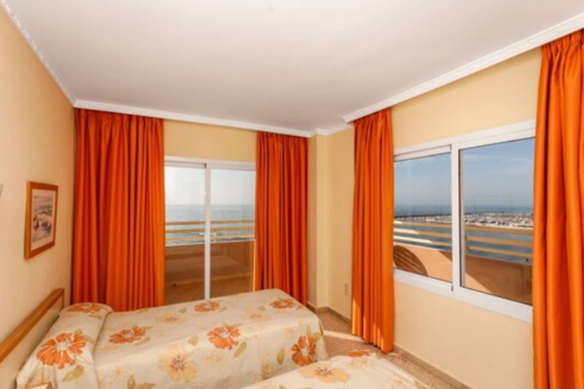 Apartamento, 1 quarto, terraço, vista parcial para o mar | Cortinas blackout, ferros/tábuas de passar roupa, berços grátis