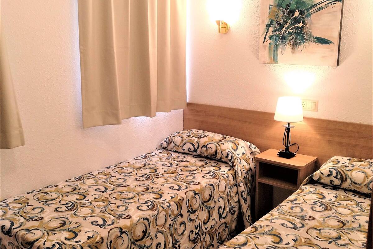 Apartamento, 2 quartos, sacada, vista para o mar | Cortinas blackout, ferros/tábuas de passar roupa, berços grátis