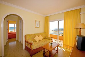 Caixa forta a l'habitació, cortines opaques i planxa i posts de planxar 