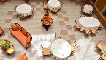 Petit-déjeuner composé de spécialités régionales compris tous les jours