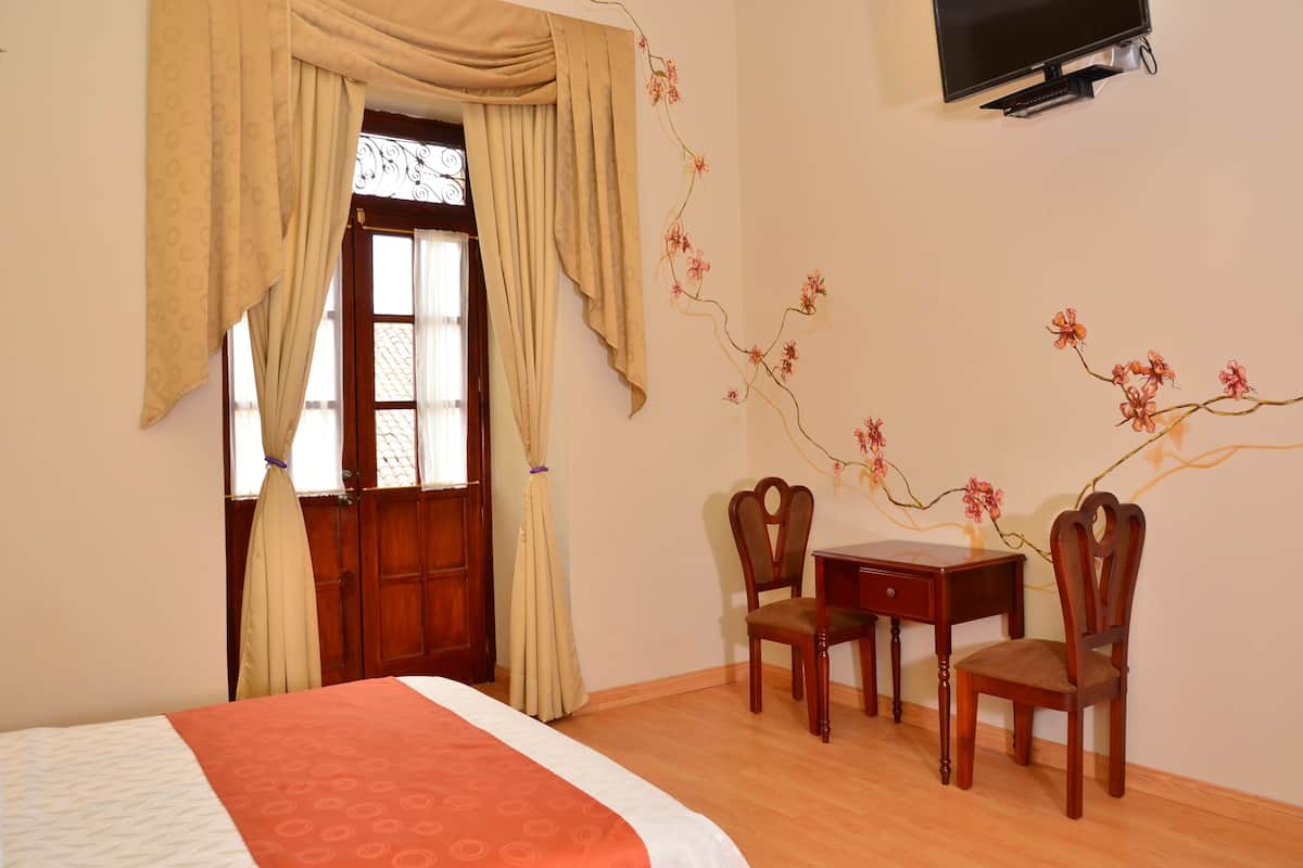 Chambre Simple | Coin séjour | Télévision de 32 pouces avec chaînes numériques