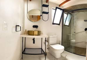 Suite estudio de diseño | Baño | Ducha, cabezal de ducha tipo lluvia, bidé y toallas