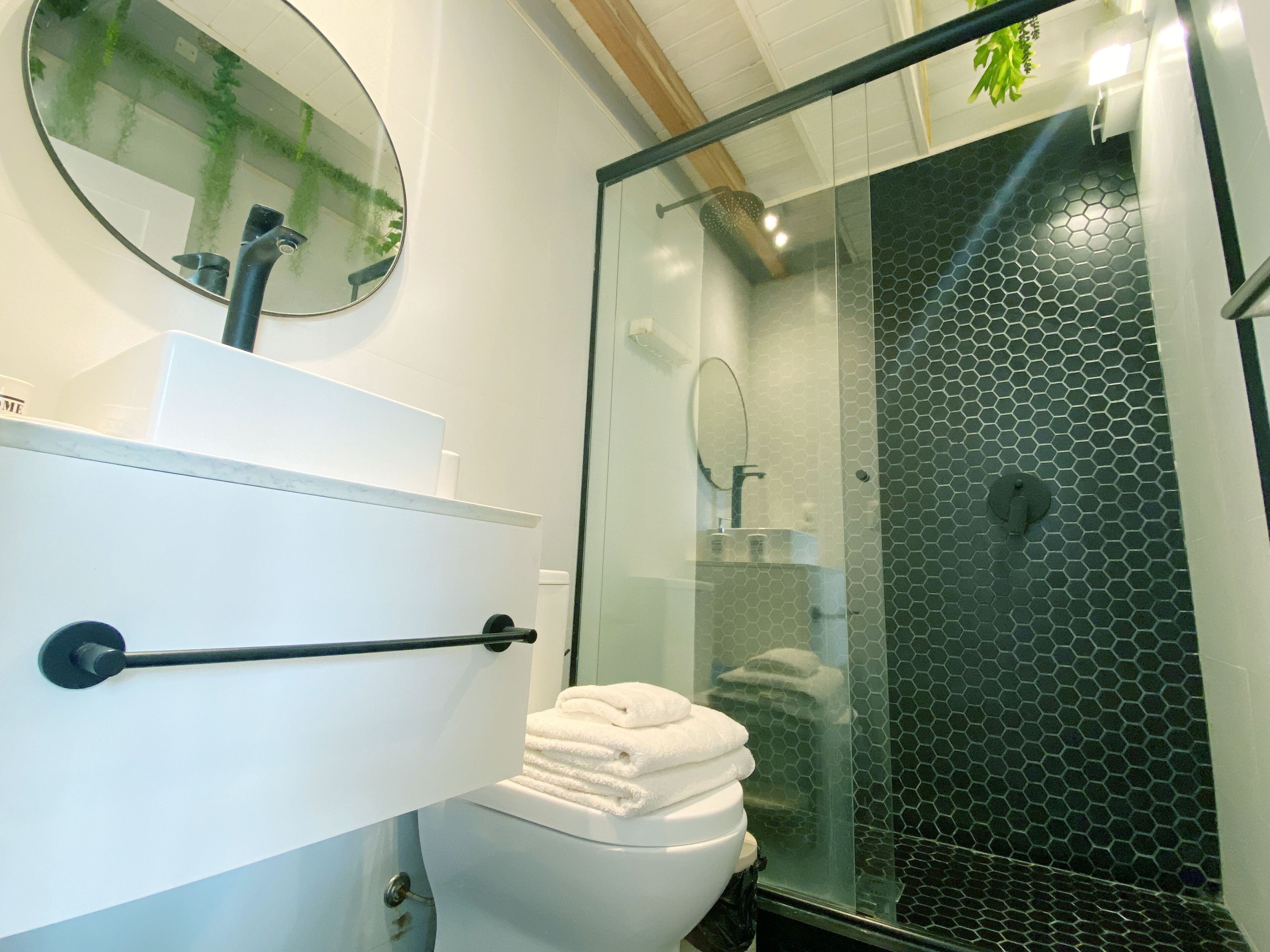 家庭四人房 | 浴室 | 淋浴设施、大花洒淋浴喷头、坐浴桶、毛巾