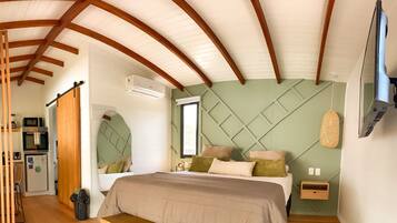 Design Studio Suite | Egyptian cotton sheets, minibar, individually decorated, free WiFi