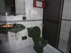 Shower, rainfall showerhead, free toiletries, towels