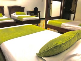 Cubrecamas, colchones Select Comfort y minibar 