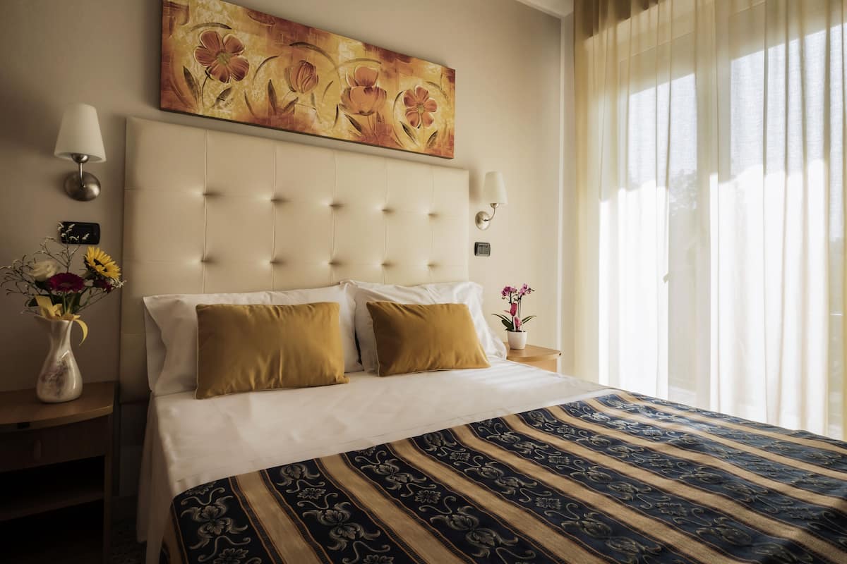 Chambre Classique | Coffres-forts dans les chambres, bureau, Wi-Fi gratuit, draps fournis
