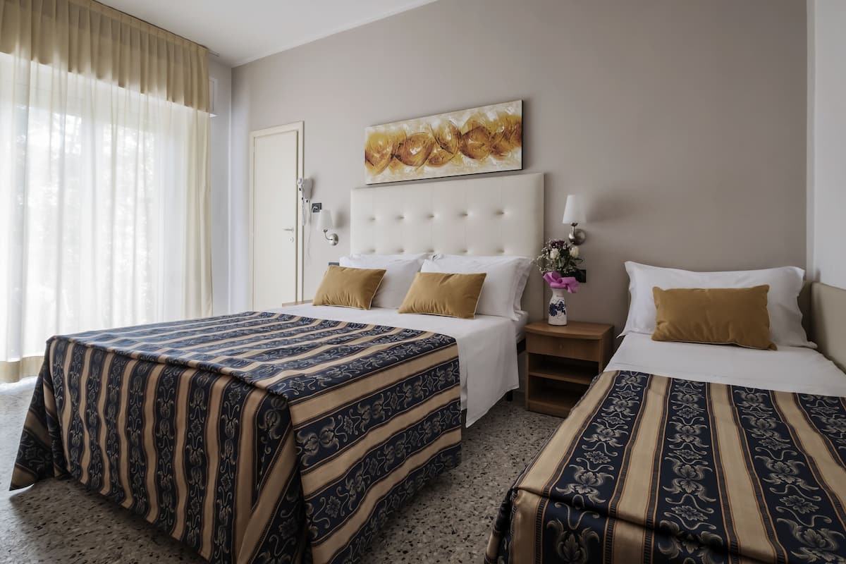 Chambre Triple Familiale | Coffres-forts dans les chambres, bureau, Wi-Fi gratuit, draps fournis