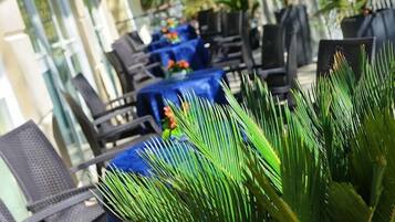 Breakfast, lunch, dinner served; Italian cuisine