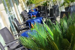 供應早餐、午餐和晚餐，義大利料理