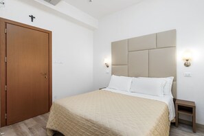 غرفة عائلية ثلاثية | خزنة داخل الغرفة ومكتب وواي فاي مجانًا وملاءات أسرّة