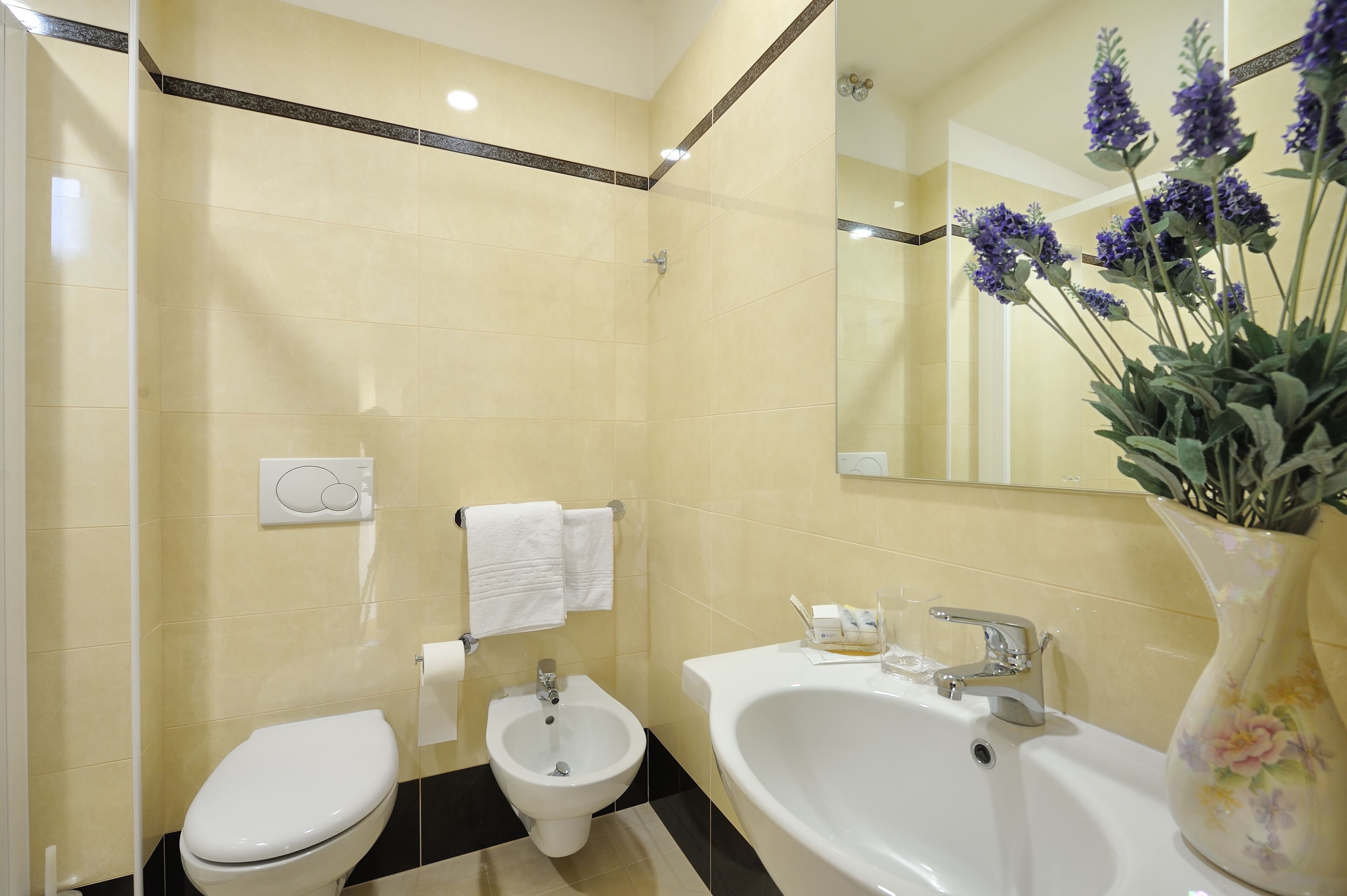 family triple room | bathroom | shower, free toiletries, hair dryer, bidet
