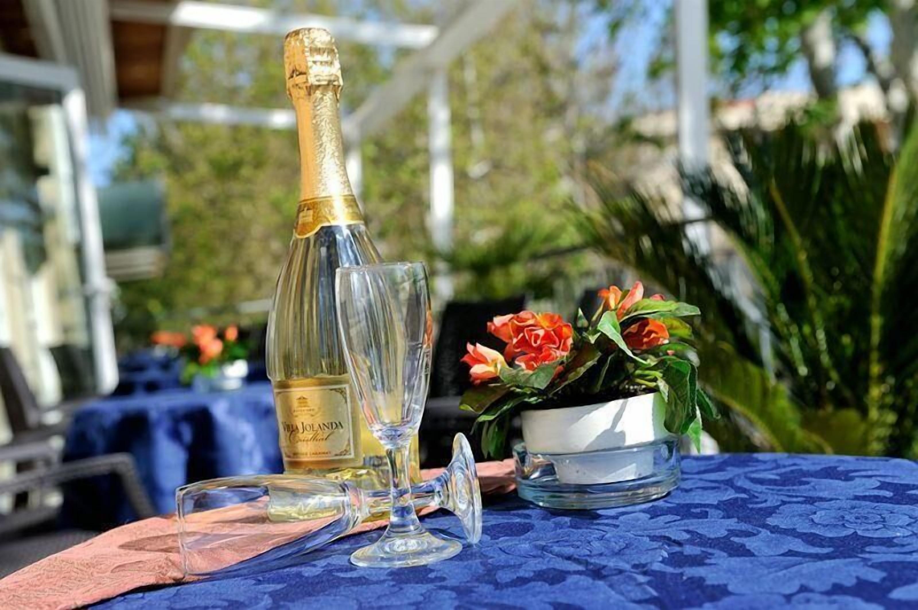 breakfast, lunch, dinner served; italian cuisine