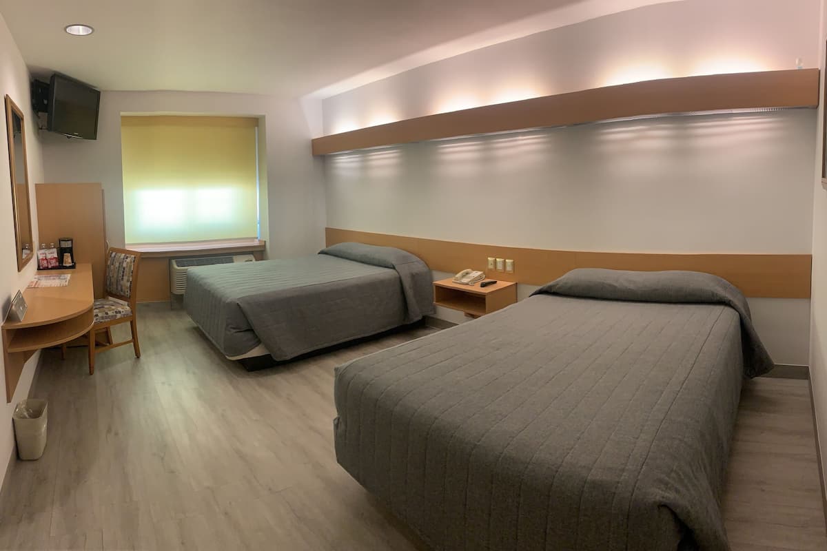 1 habitación, caja de seguridad en la habitación y escritorio