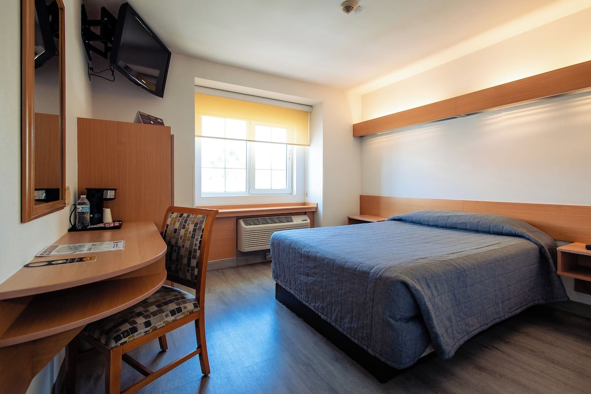Standard Room, 1 Queen Bed | In-room safe, desk, laptop workspace, soundproofing