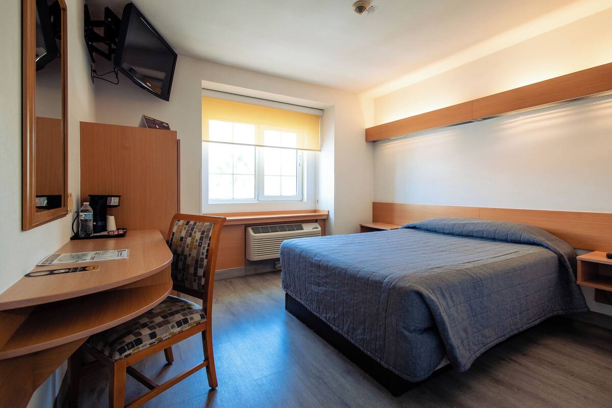 Habitación estándar, 1 cama de matrimonio | Caja fuerte, escritorio, sistema de insonorización